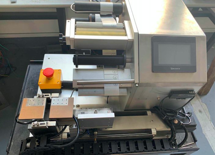 Semi auto flag labeling machine for rubber band